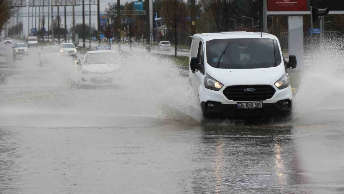 Erzincan'da sağanak yağış etkili oldu