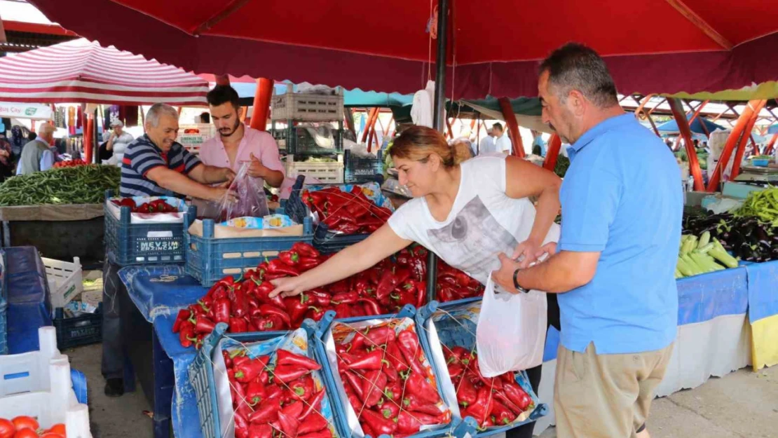 Erzincan'da salçalık domates ve biberler tezgahlarda