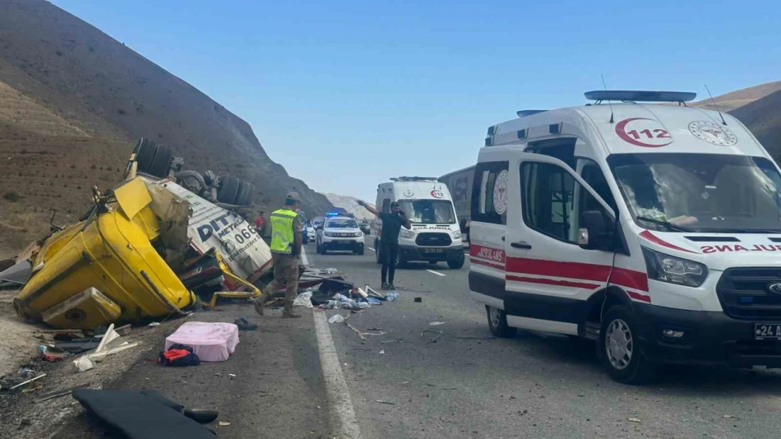 Erzincan'da tır ile otomobil çarpıştı: 4 ölü, 2 yaralı