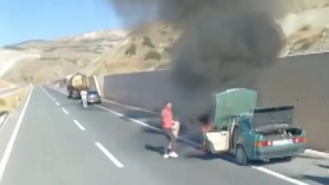 Erzincan'da Tofaş marka otomobil yandı