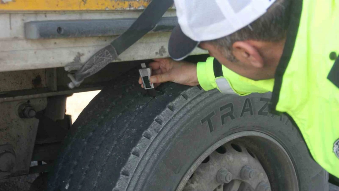 Erzincan'da trafik ekiplerinden zorunlu kış lastiği denetimi