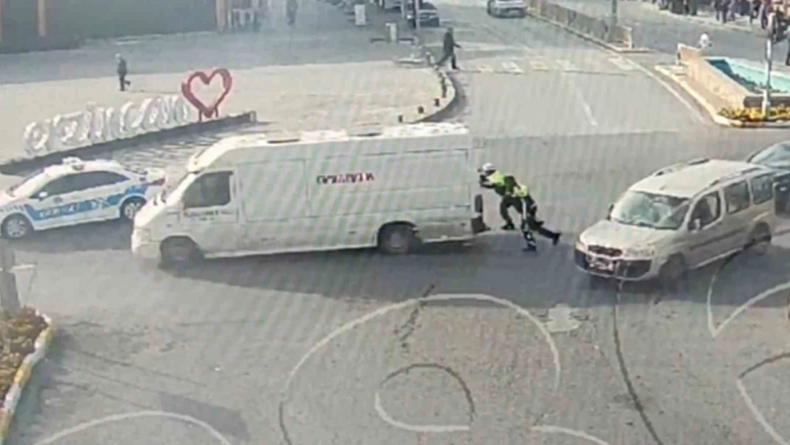 Erzincan'da trafik polisleri arızalanan aracı yolda bırakmadı