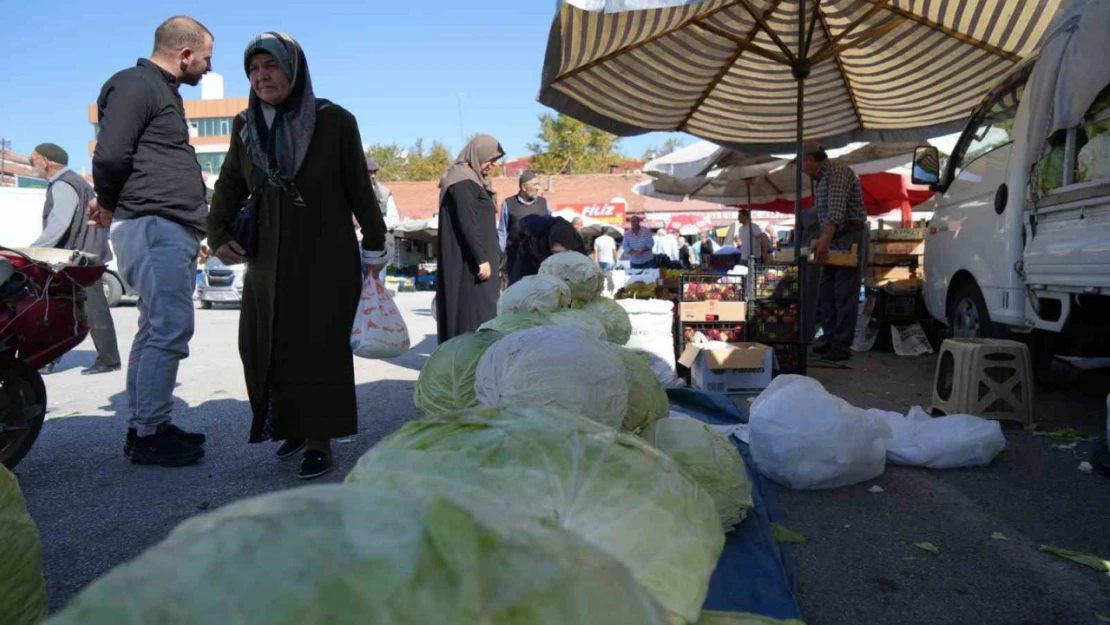 Erzincan'da turşuluk ve yemeklik lahanalar tezgahta yerini aldı