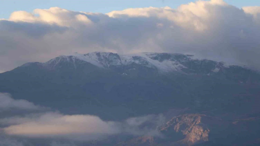 Erzincan'ın etrafını çeviren dağların yüksek kesimlerine mevsimin ilk karı düştü