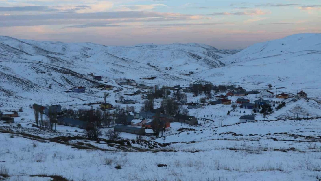 Erzincan'ın yüksek kesimlerinde kar yağışı etkili oldu