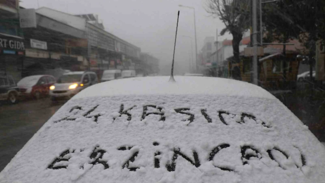 Erzincan kent merkezine mevsimin ilk karı düştü, tipi hayatı felç etti