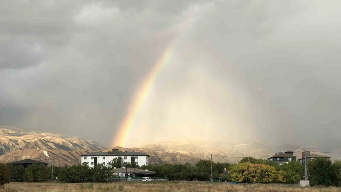 Erzincan yağmura teslim oldu, ardından oluşan gökkuşağı görenleri hayran bıraktı