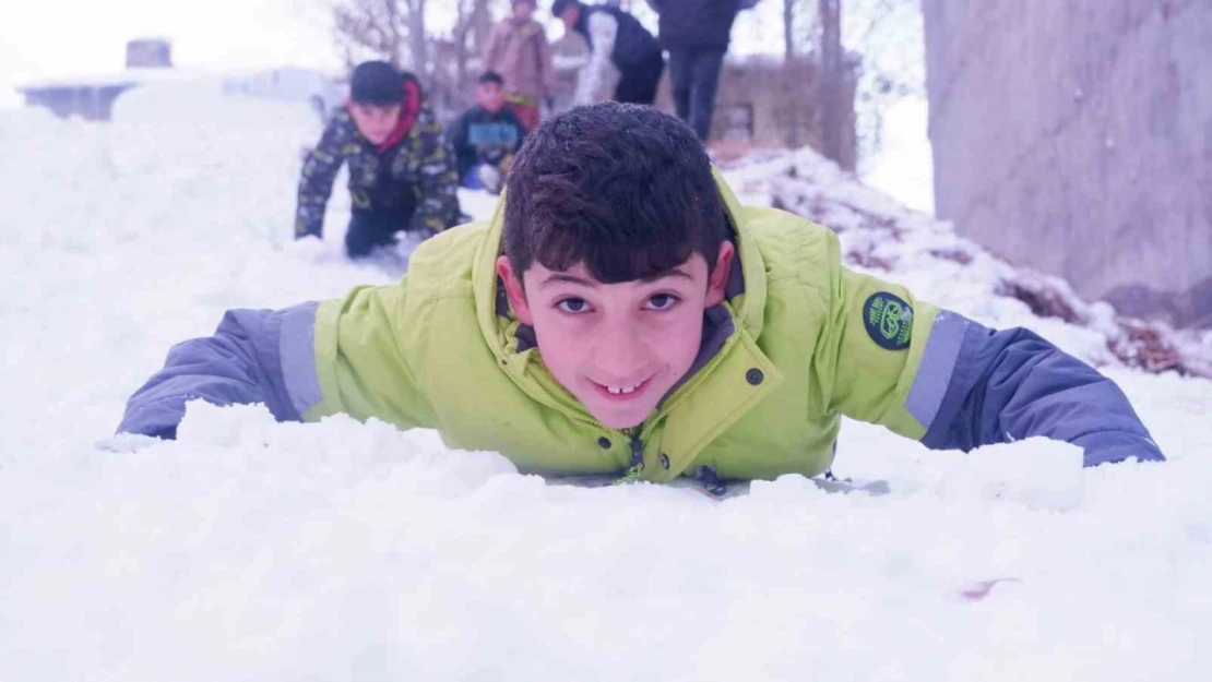 Erzurum'da çocukların kartopu savaşı