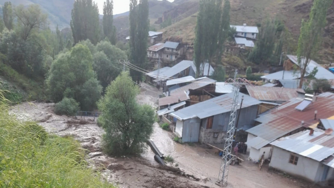 Erzurum'da dereler taştı