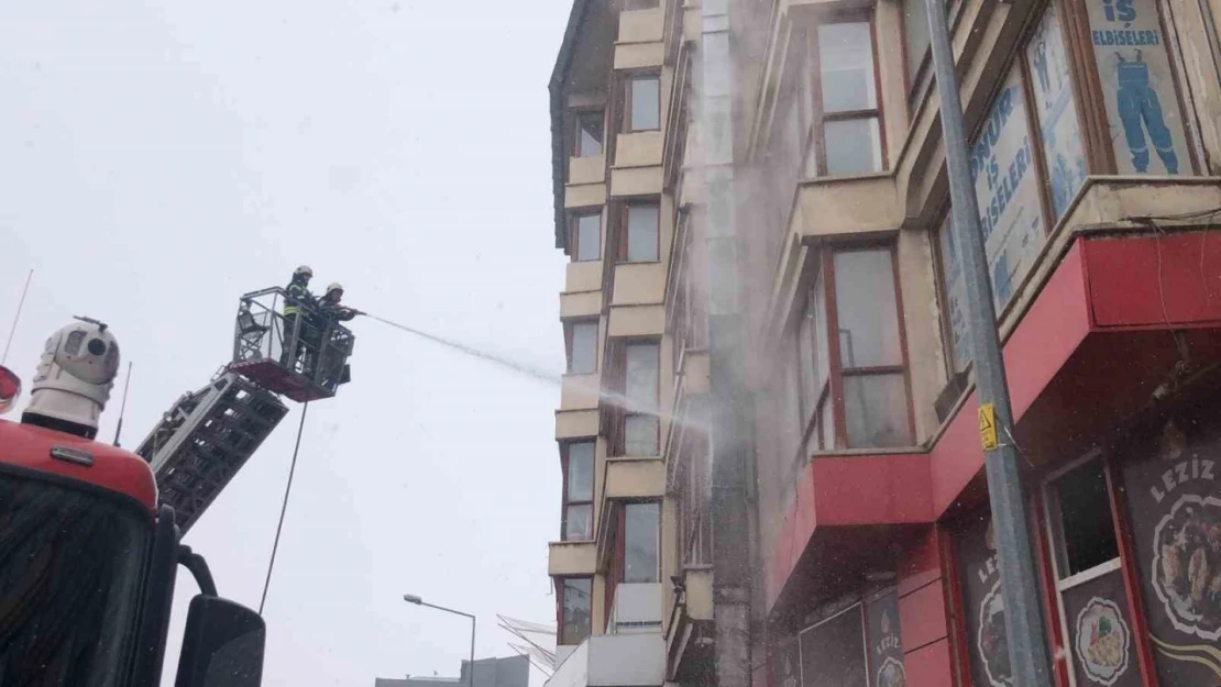 Erzurum'da işyerinin çatısında çıkan yangın itfaiye ekiplerince söndürüldü