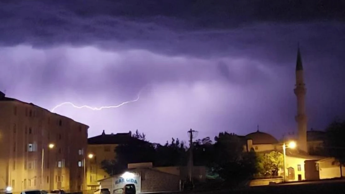 Erzurum'da şimşekler geceyi aydınlattı