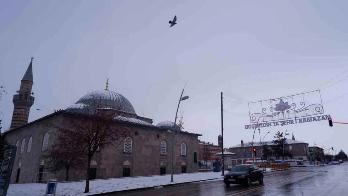 Erzurum'da sokaklara 'Hoş Geldin Ya Şehri Ramazan' tabelaları asıldı