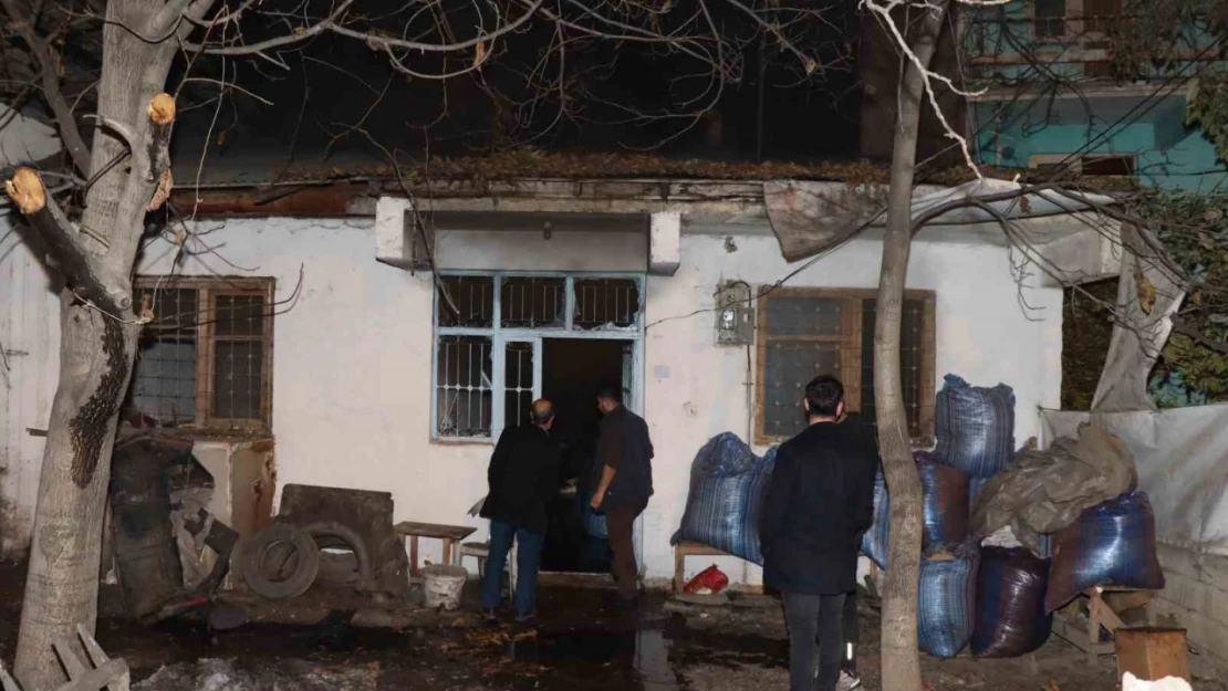 Erzurum'da tespih atölyesinde yangın: 1 itfaiye eri yaralandı