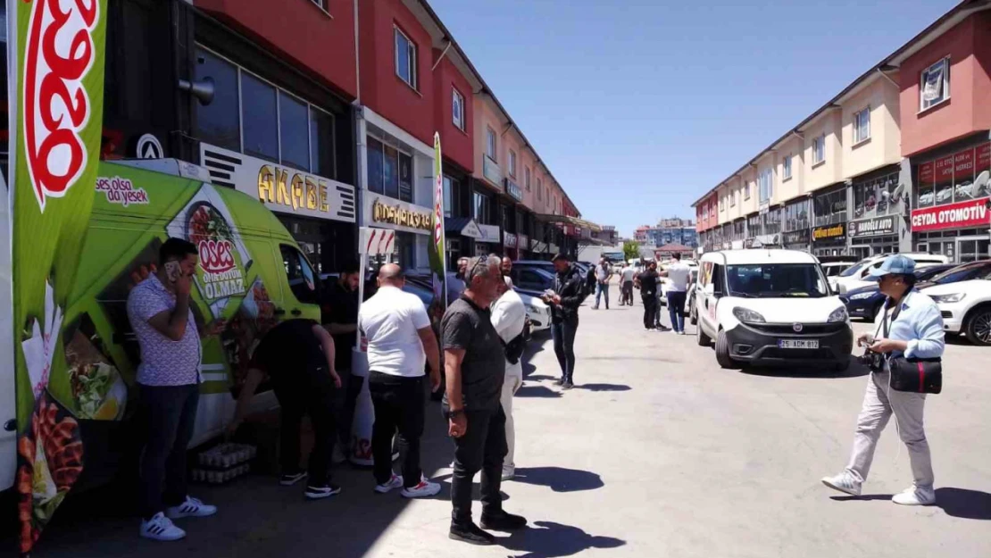 Erzurum'da Ücretsiz Açık Oto Pazarı'na yoğun ilgi