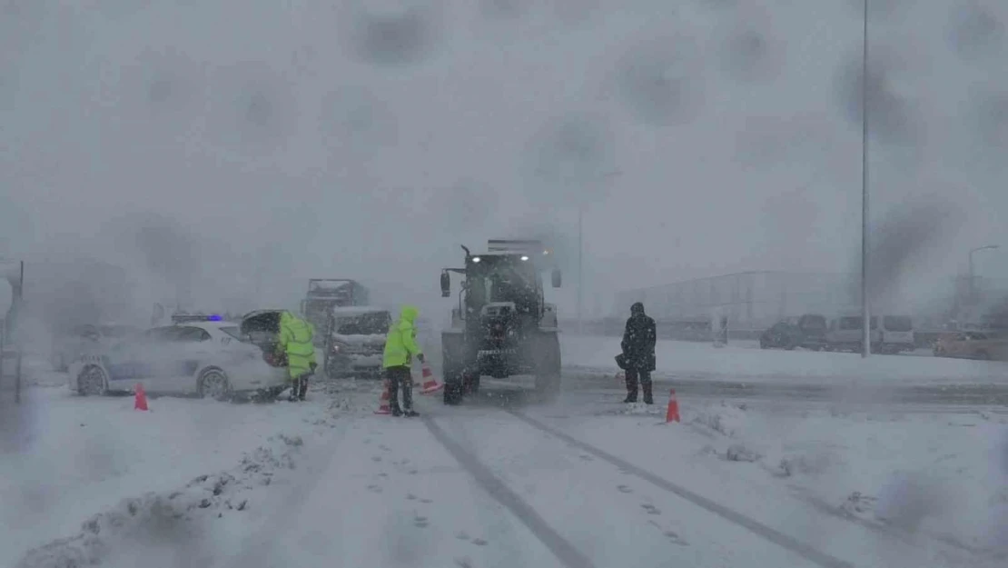 Erzurum'da ulaşıma kar engeli