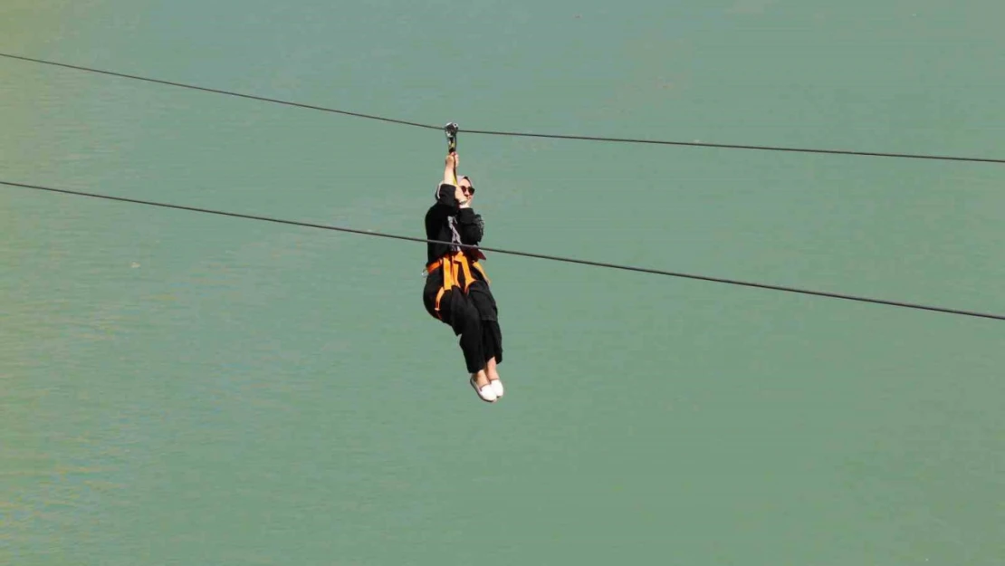 Fırat Nehri'nin muhteşem manzarası eşliğinde yapılan zipline ve tekne turu turistlerin vazgeçilmezi