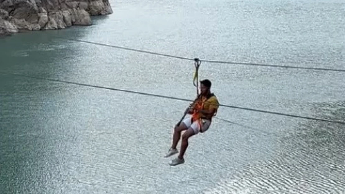 Fırat Nehri'nin muhteşem manzarası eşliğinde zipline yaparak klarnet çaldı