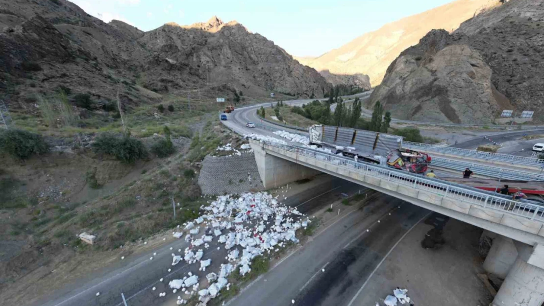 Freni boşalan tır devrildi: 1 ölü