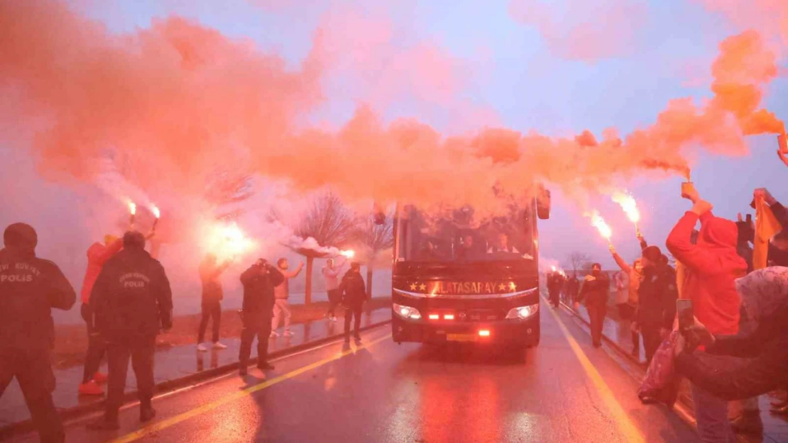 Galatasaray kafilesine Sivas'ta coşkulu karşılama