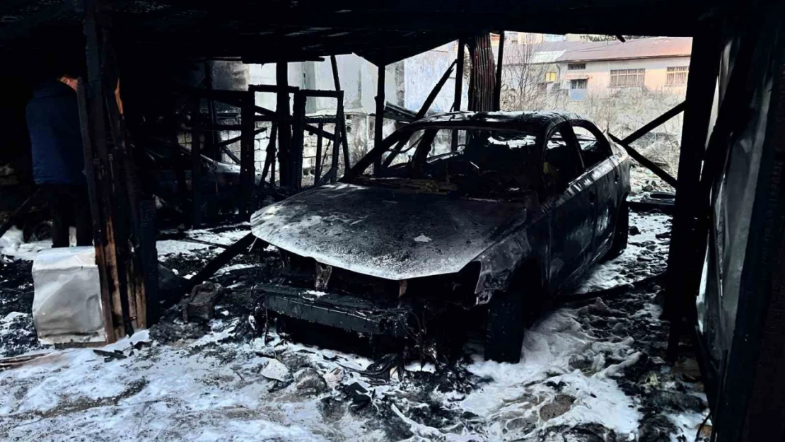 Garajda çıkan yangında 2 araç kül oldu