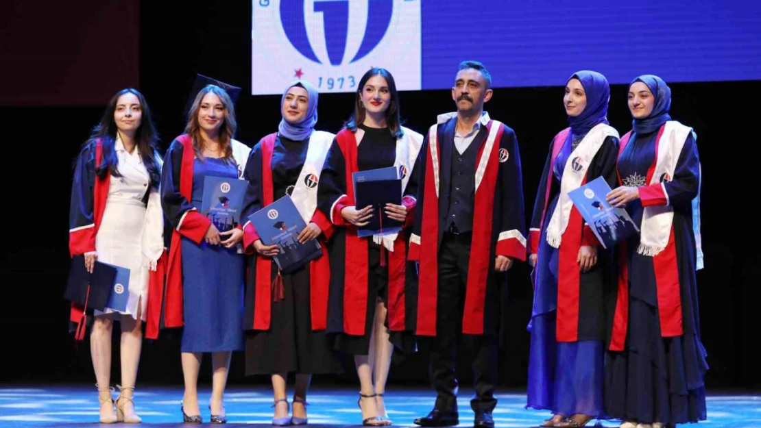 GAÜN Nizip Eğitim Fakültesi öğrencilerinin diploma sevinci