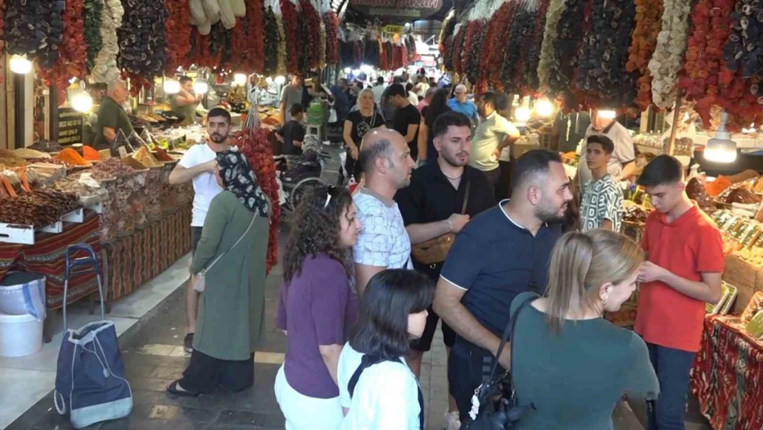 Gaziantep'e gelen gurbetçiler esnafın yüzünü güldürdü