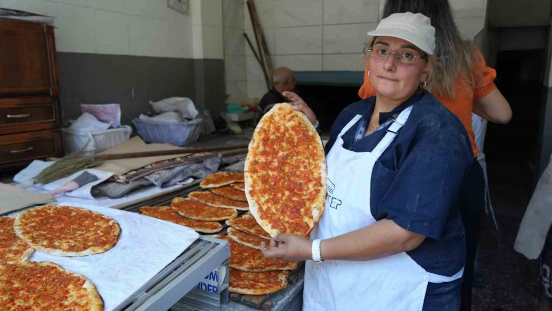 Gaziantep'in kadın pide ustası erkeklere taş çıkartıyor