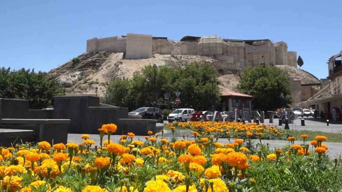 Gaziantep Kalesi'nin restorasyonu 40 derece sıcağa rağmen devam ediyor