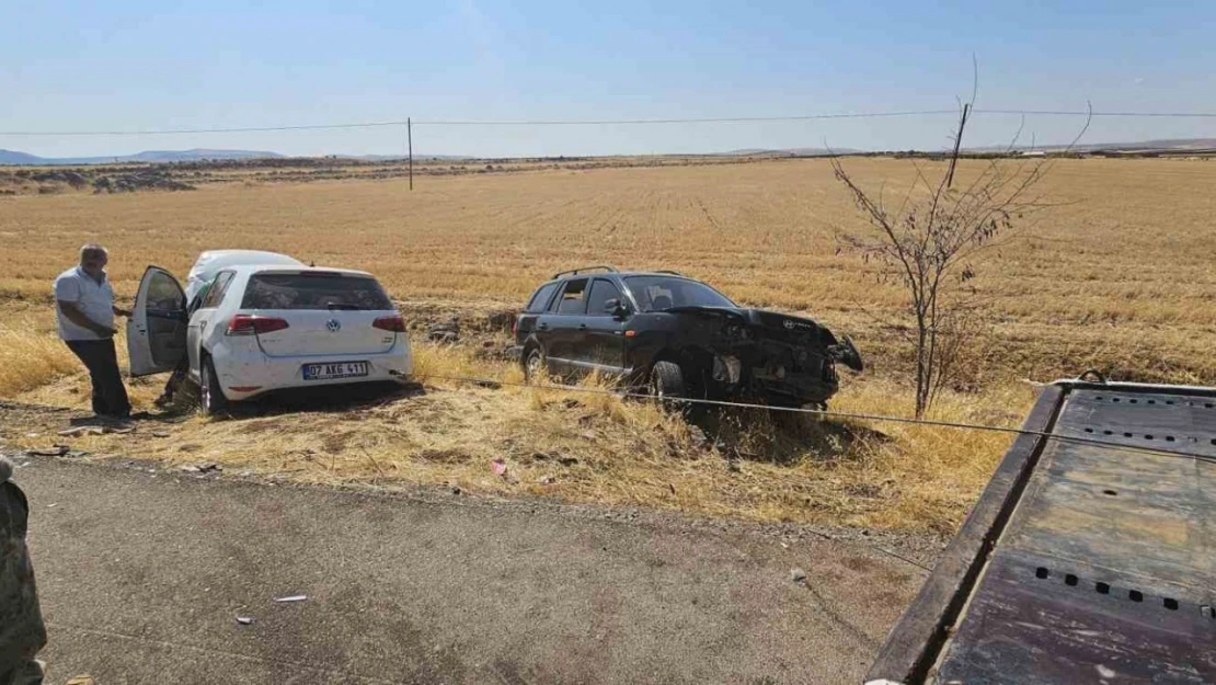 Gaziantep'te 2 araç kafa kafaya çarpıştı: 6 yaralı