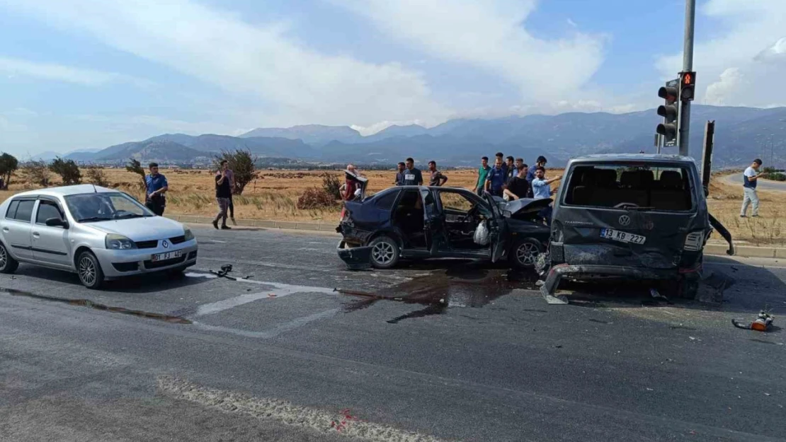 Gaziantep'te 3 aracın karıştığı zincirleme trafik kazası: 2 yaralı