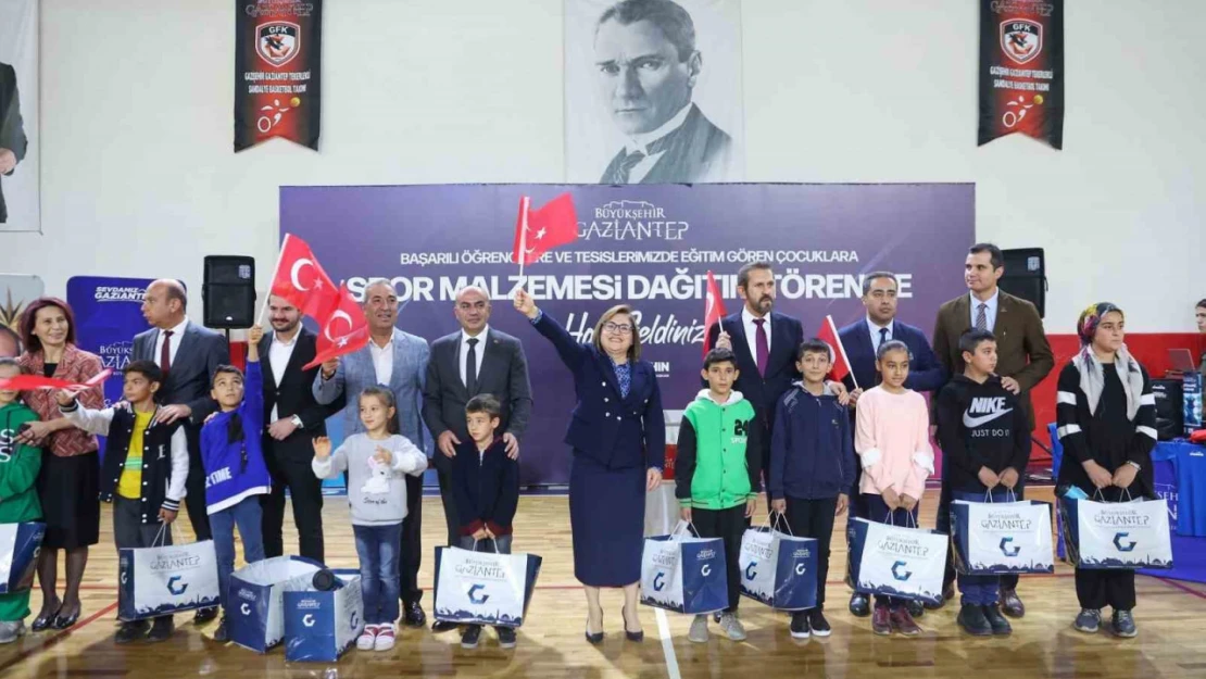 Gaziantep'te 3 bin 500 başarılı öğrenciye spor seti dağıtıldı