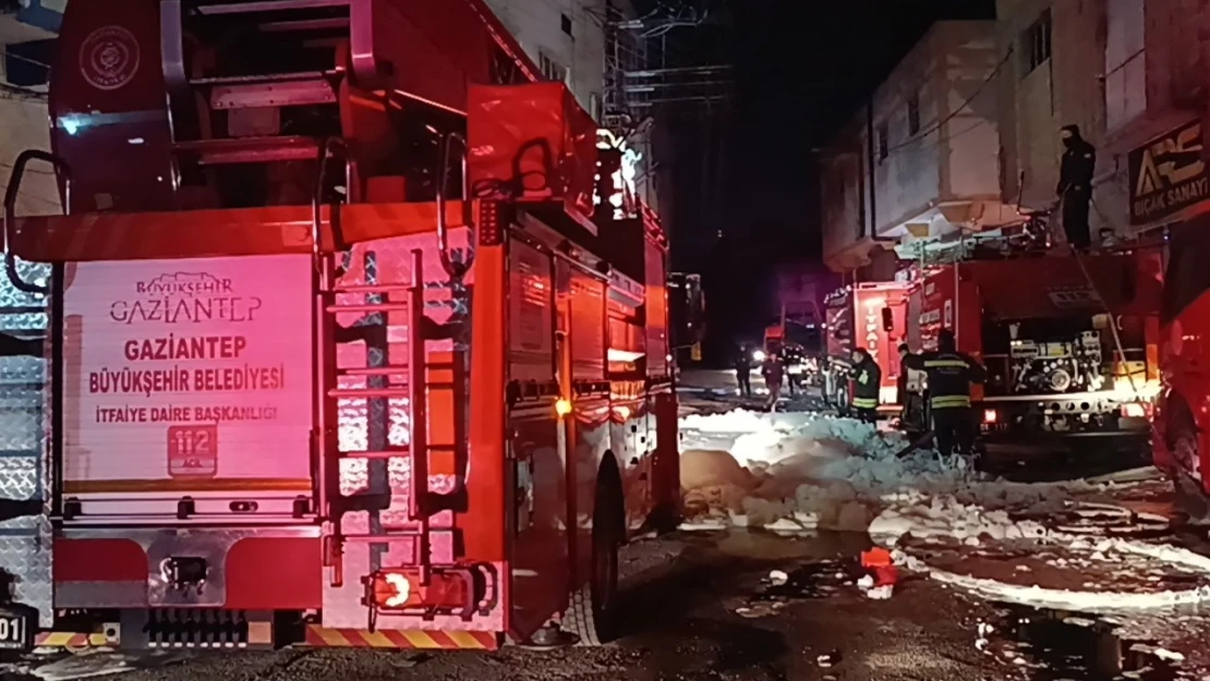 Gaziantep'te ayakkabı ve terlik imalathanesinde yangın