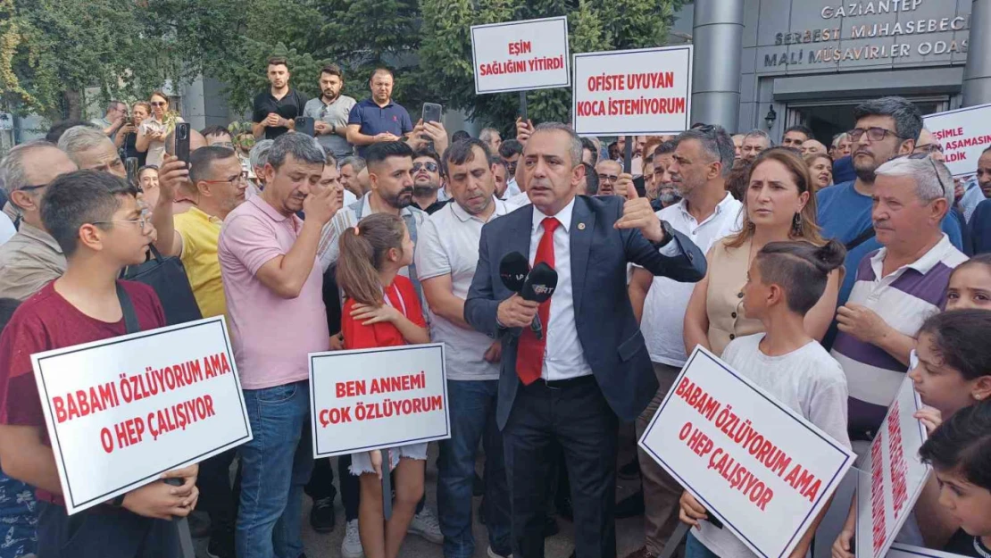 Gaziantep'te çalışma koşullarına sitem eden mali müşavirler ruhsat yaktı