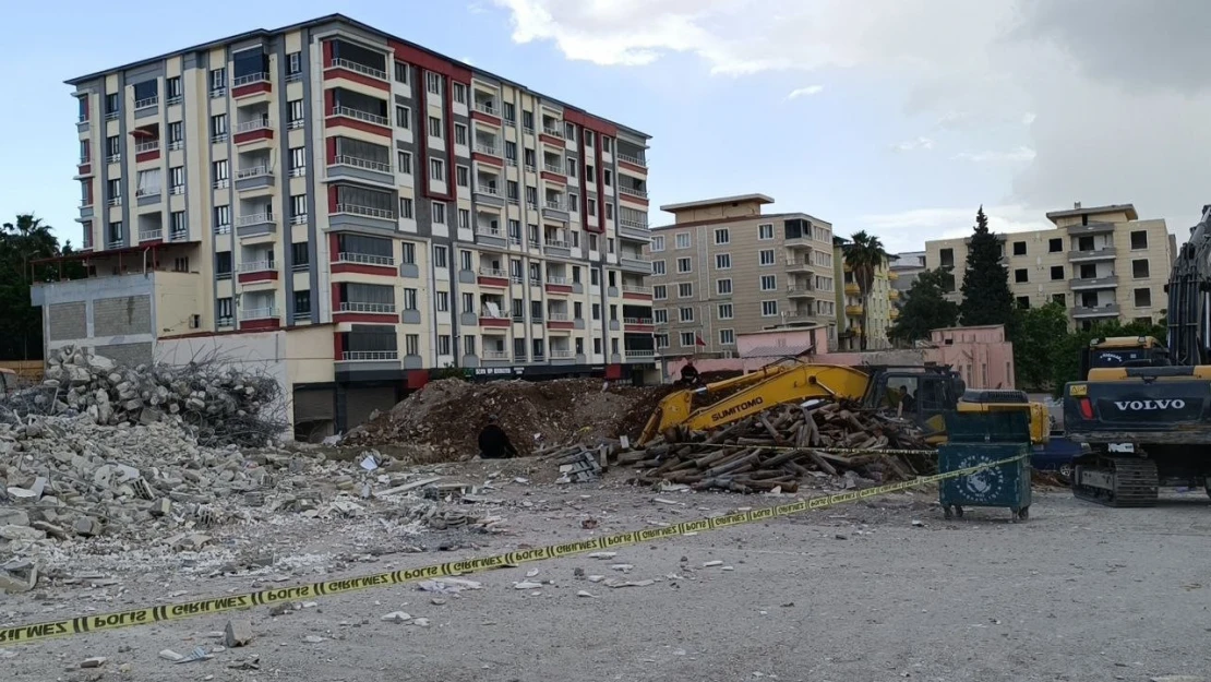 Gaziantep'te depremde ağır hasar alan bina yıkım sırasında çöktü
