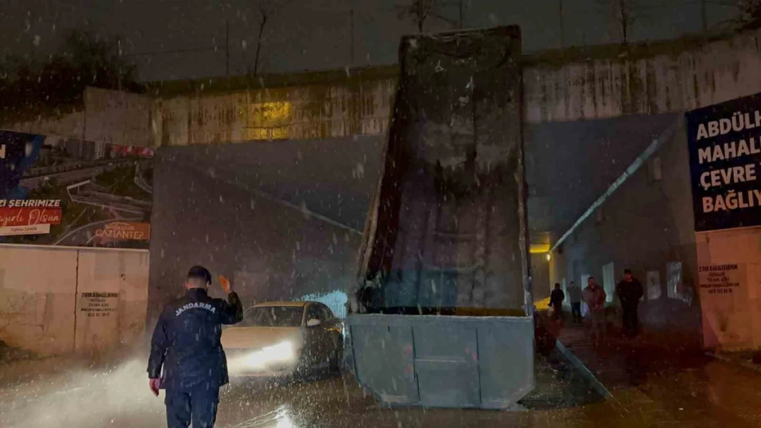 Gaziantep'te dorsesi açılan tır üst geçide sıkıştı