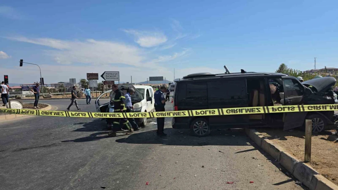 Gaziantep'te hafif ticari araç ile minibüs çarpıştı: 4 yaralı