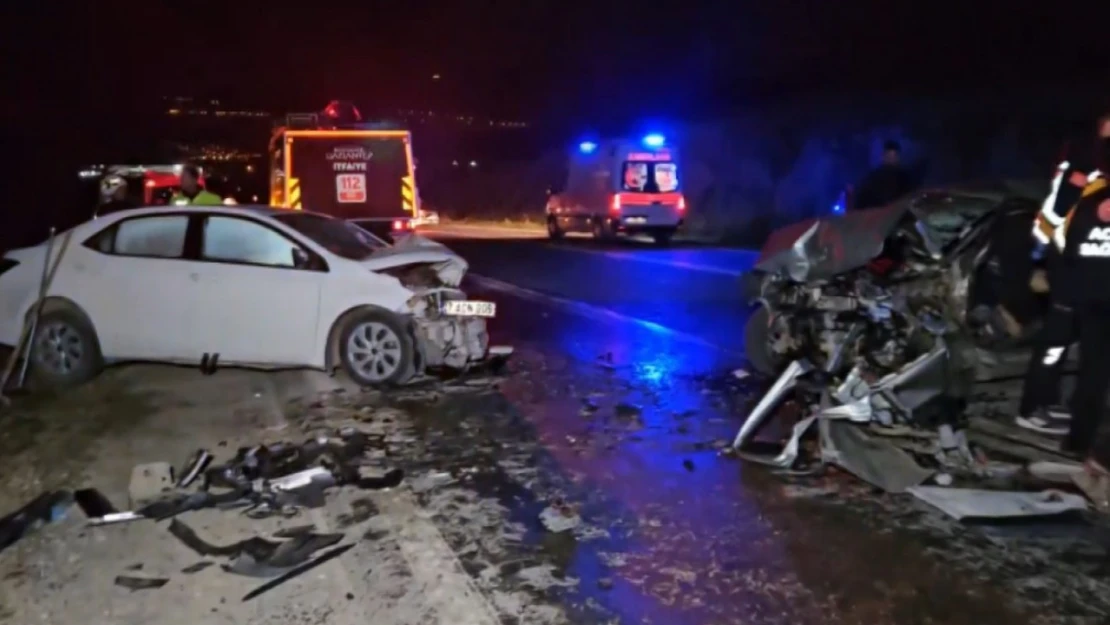 Gaziantep'te iki otomobil kafa kafaya çarpıştı: 2 ölü, 6 yaralı