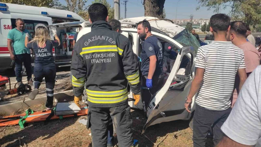 Gaziantep'te kontrolden çıkan araç ağaca çarparak durabildi: 2 yaralı