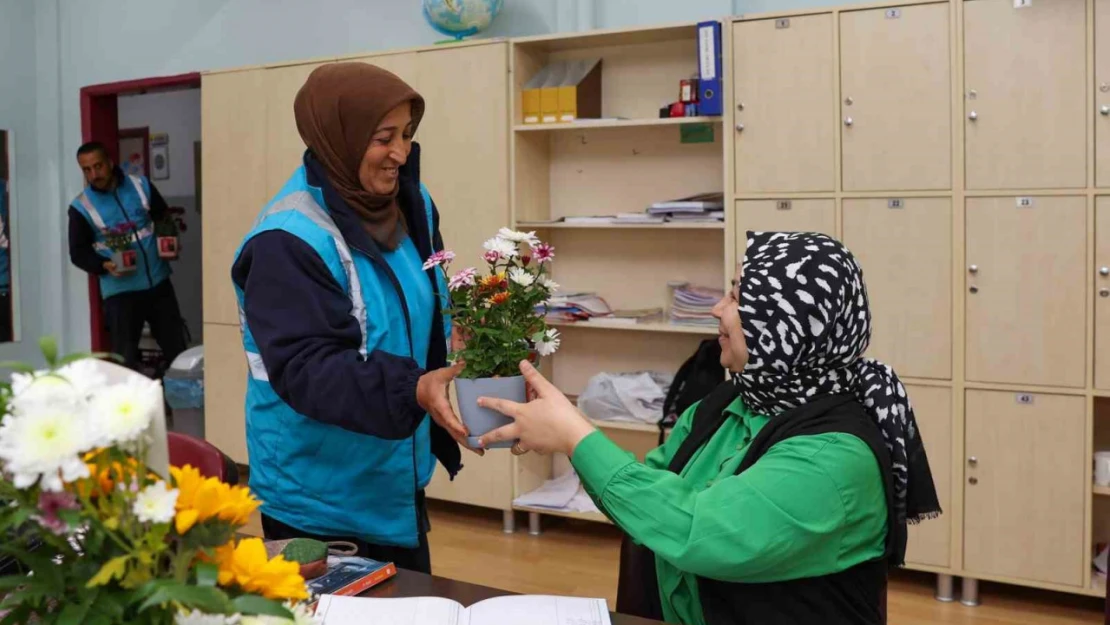 Gaziantep'te öğretmenler günü çiçeklerle kutlandı