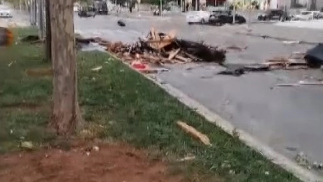 Gaziantep'te şiddetli rüzgar çatıları uçurdu, ağaçları kökünden söktü