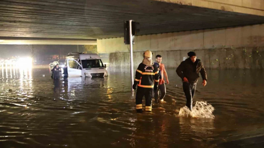 Gaziantep'te yağış nedeniyle köprülü kavşakta 5 araç sular altında kaldı