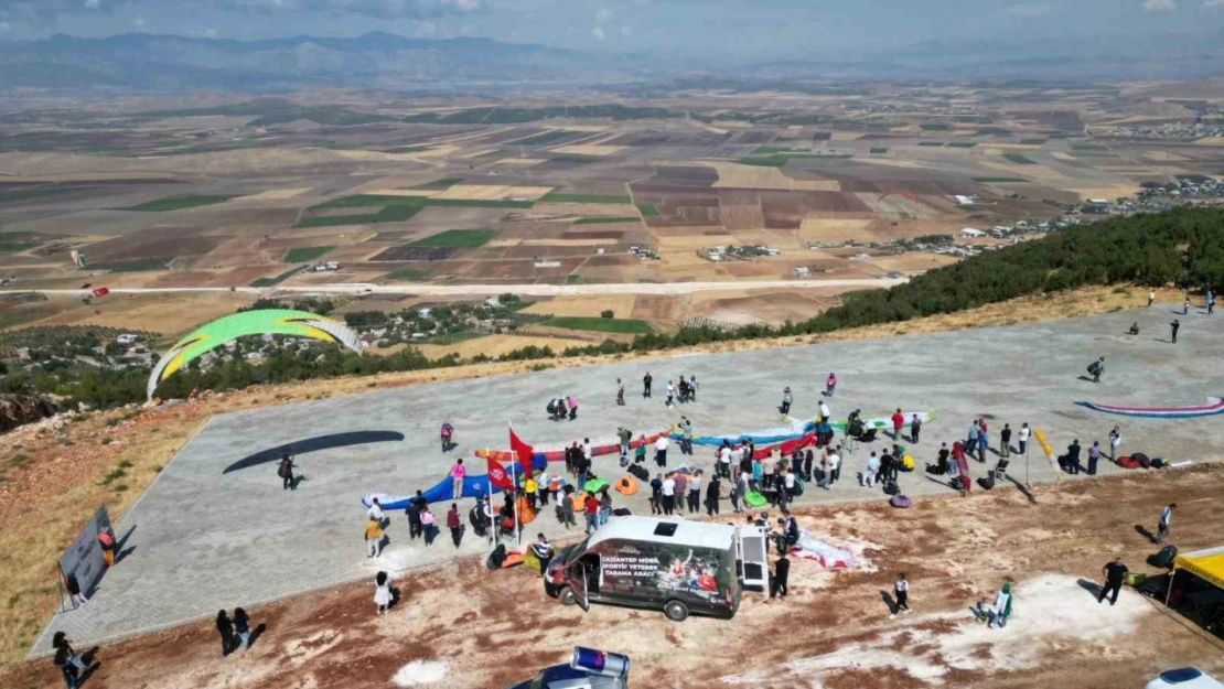 Gaziantep'te yamaç paraşütü heyecanını depremzede çocuklar merakla izledi