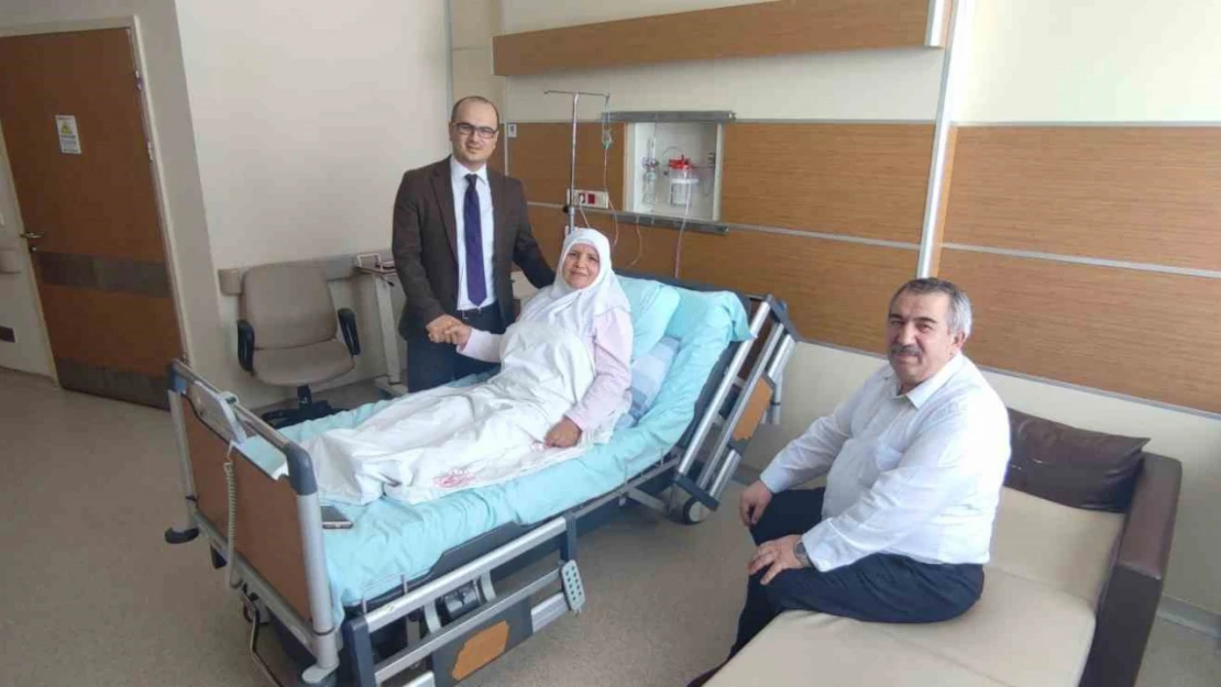 Genç cerrah bu kez annesine şifa oldu