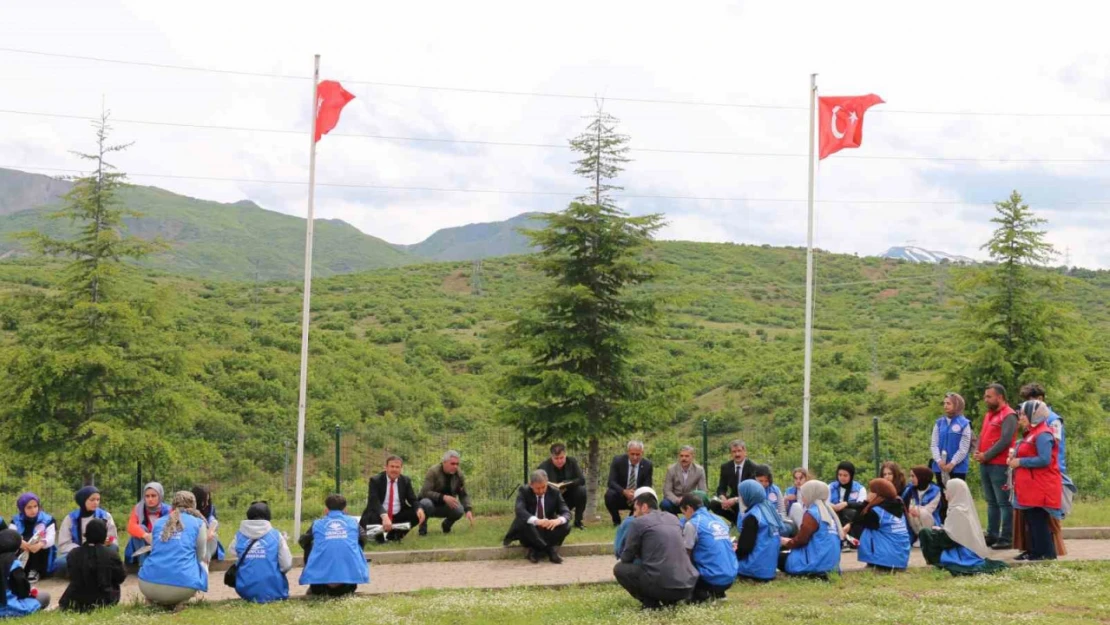 Gençler 33 şehidin anıtına karanfil bıraktı