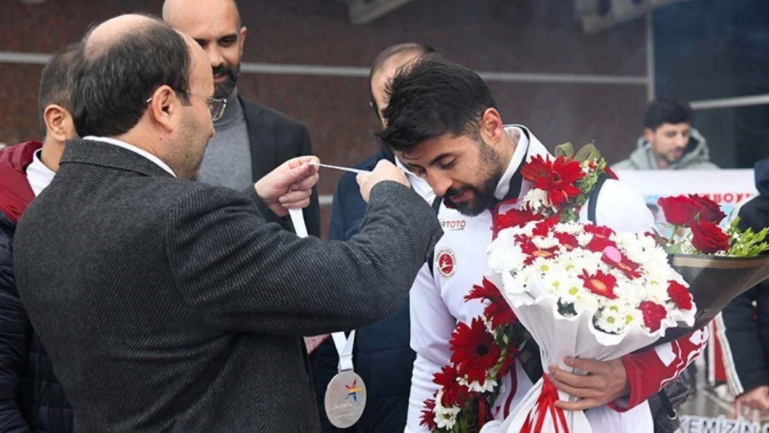 Gençoğlu, ETÜ'yü gururlandırmaya devam ediyor