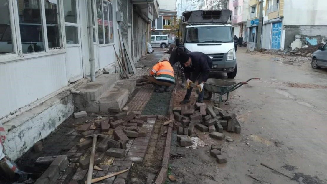 Gölbaşı Belediyesi kaldırımları onarıyor