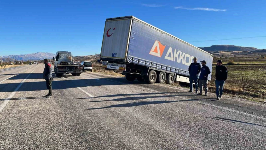 Gölbaşı'nda tır yoldan çıktı: 1 yaralı