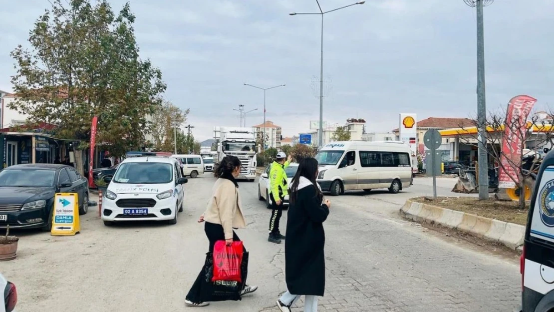 Gölbaşı'nda yayalara trafik eğitimi verildi