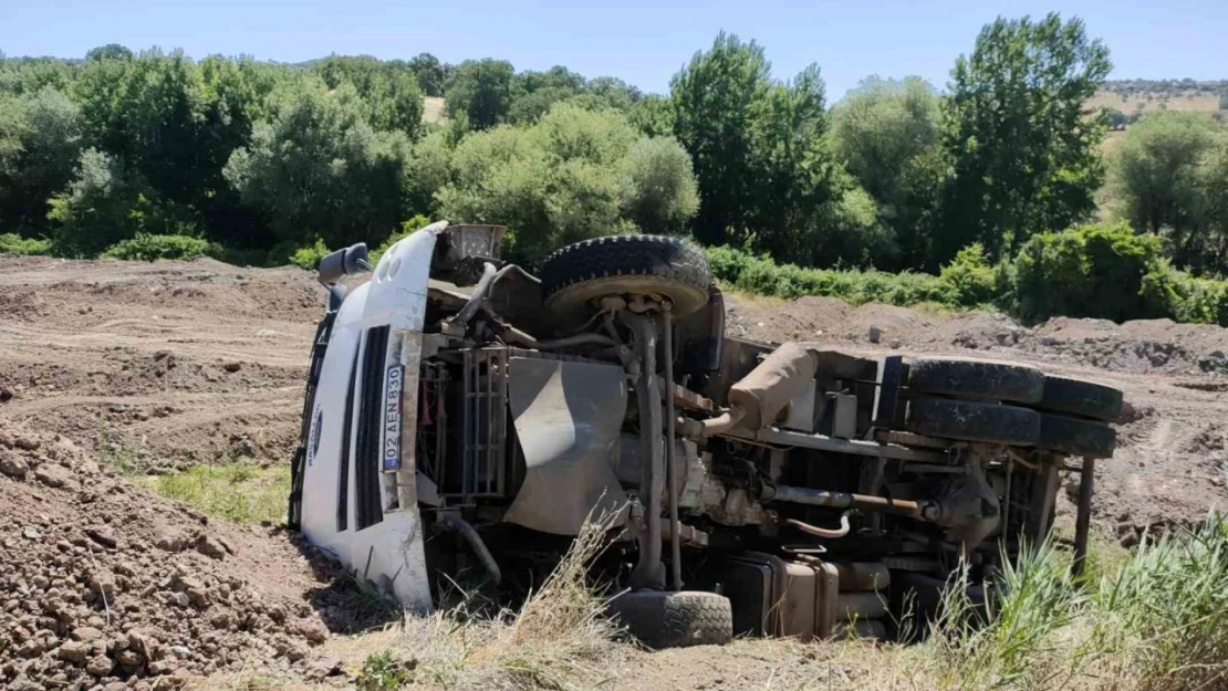 Gölbaşı'nda yük boşaltan kamyon şarampole devrildi