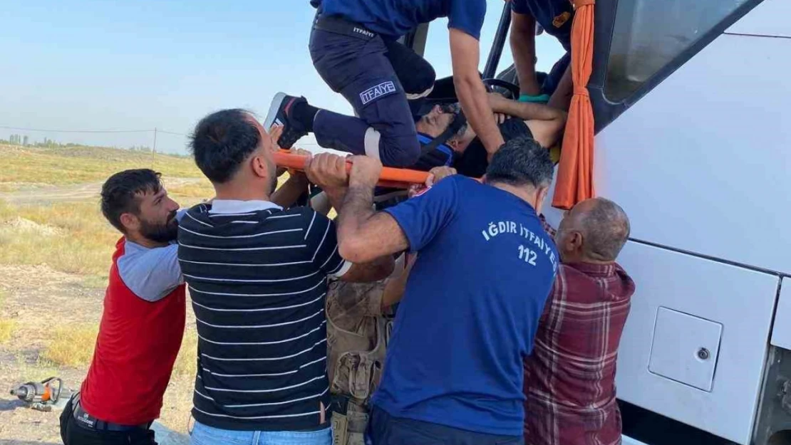 Gürcistan plakalı otobüs Iğdır'da şarampole yuvarlandı: 2 yaralı